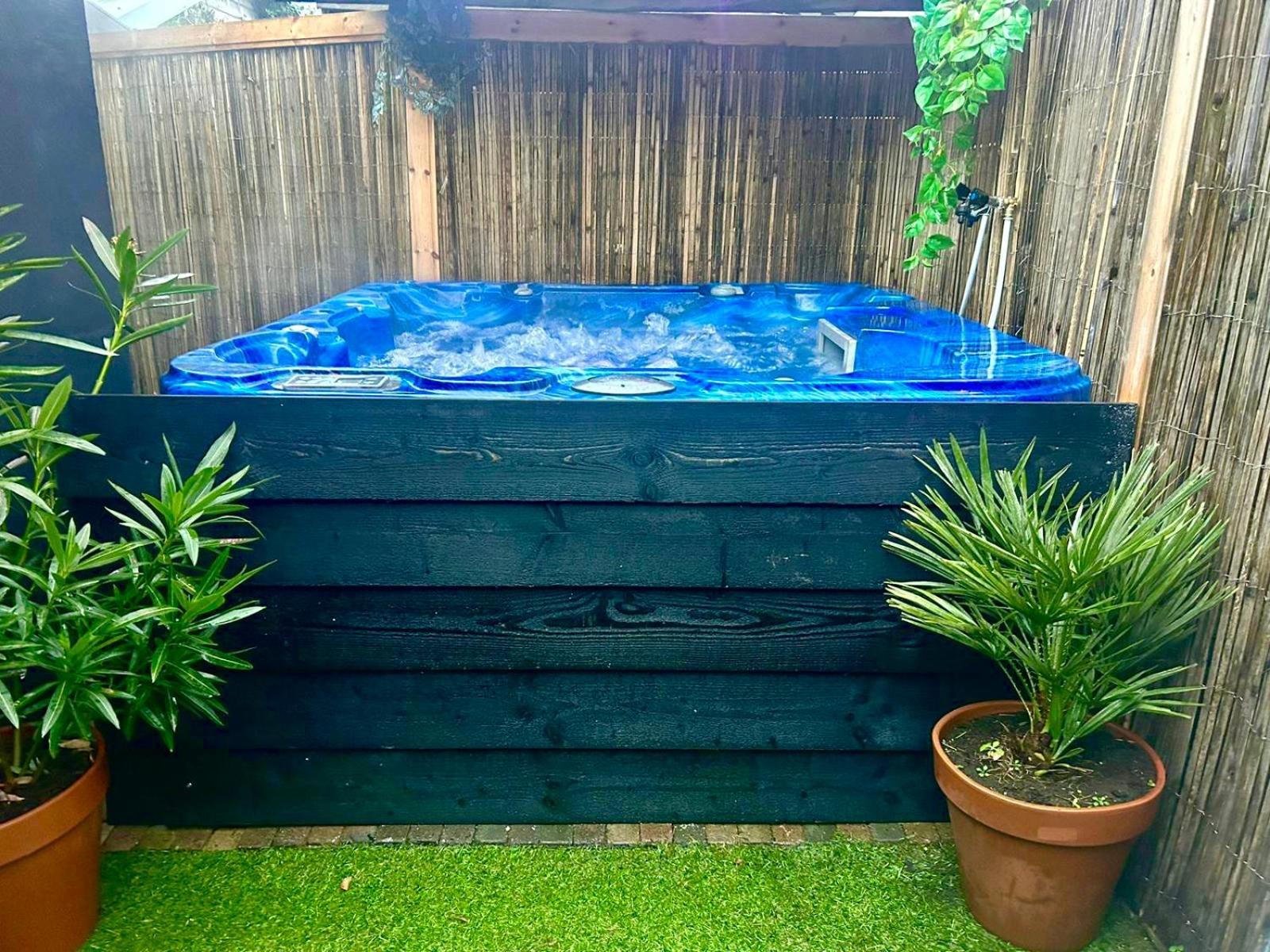 Jungle Style Lodge With Jacuzzi ,Sauna And Garden Near Amsterdam Vijfhuizen Exterior photo